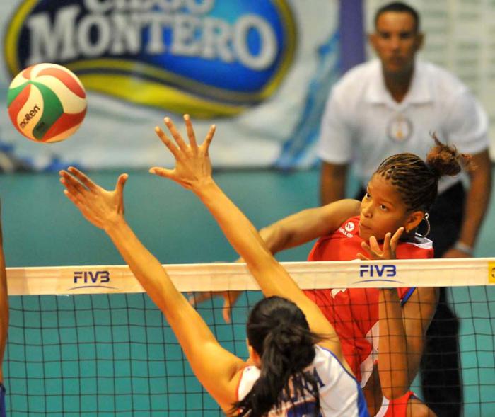 Voleibol  F Clasificaciòn equipo cuba vs PR jugada defensiva Melisa Vargas