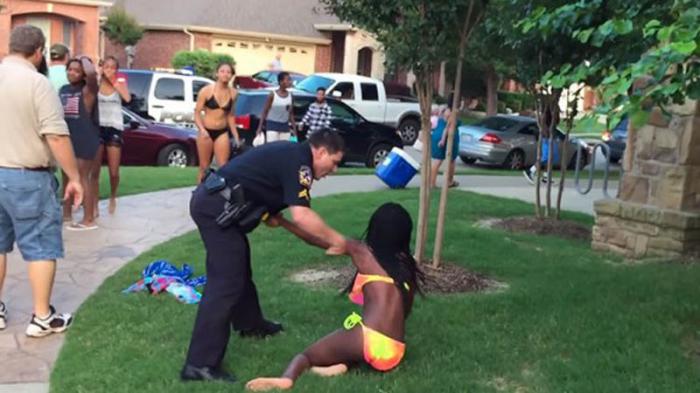 Racismo en EE.UU. policía arresta brutalmente a chica negra