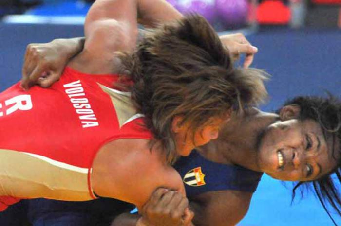 Lucha libre F olimpica Jacqueline Bidaxs entra en la historia como la primera mujer cubana en participar en unos juegos olimpicos en esta disciplina.