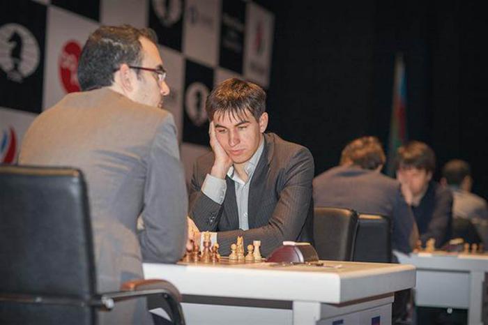 Leinier y Andreikin durante una de sus partidas del Grand Prix.