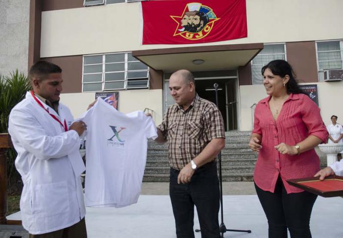 Homenaje a médicos cubanos que lucharon contra el ébola. En la foto el Ministro de Salud, Roberto Morales (c), le entrega pulover del Congreso de la UJC a Rotceh Ríos Molina (C), delegado al Próximo Congreso de la UJC. A la izquierda Yuniasky Crespo, Primera Secretaria de la UJC.