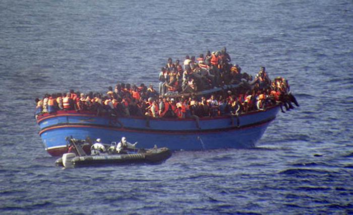 En este 29 de junio 2014 archivo de foto difundida por la Marina italiana un barco de motor de la fragata italiana Grecale se acerca un barco abarrotado de inmigrantes en el mar Mediterráneo. Los cuerpos de algunos aspirantes a migrantes 30 fueron 