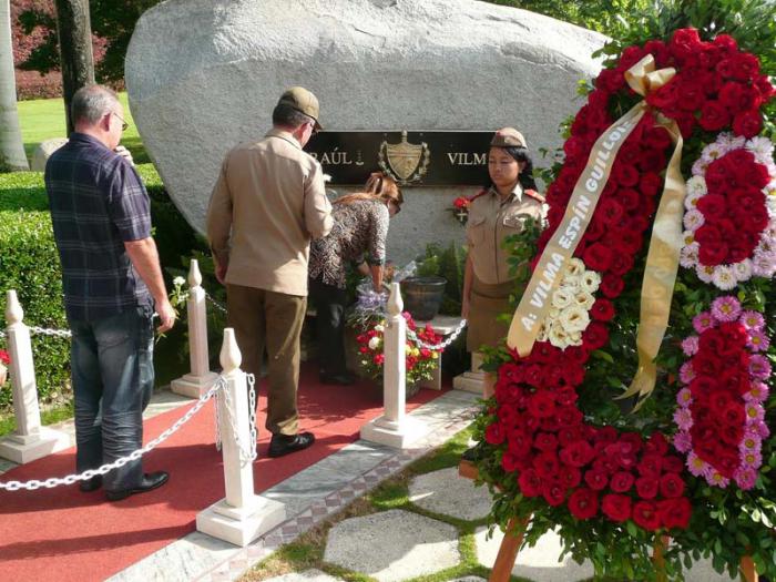 El homenaje a Vilma estuvo encabezado por Teresa Amarelle, el general de división Onelio Aguilera y Lázaro Expósito