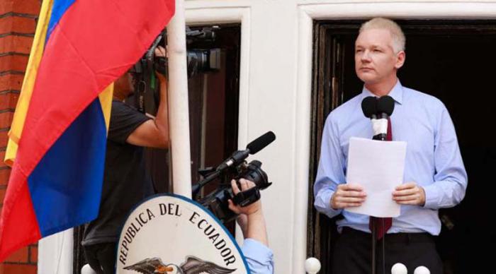 El periodista e informático australiano Julian Assange cumplió ayer tres años encerrado en la embajada de Ecuador en Reino Unido, todavía a la espera de acciones de la justicia sueca que siguen sin llegar