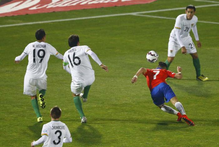 Alexis Sanchez anota un gol en el partido Chile-Bolivia de la Copa America.