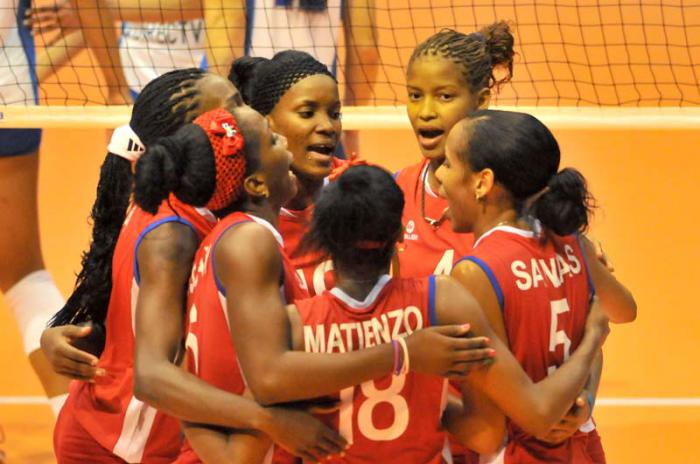 Voleibol  F Clasificaciòn equipo Cuba vs Puerto Rico- jugada defensiva