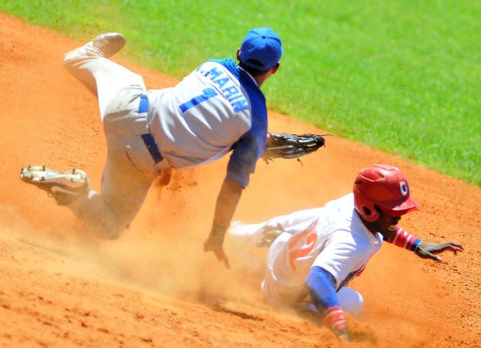 Beisbol tope de preparacion entre los equipos de cuba i nicaragua estadio latino americano, Jose Adolis Gracia Cuba llega quieto a 2da base.