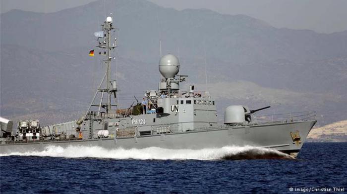  Los ministros de Asuntos Exteriores de la Unión Europea (UE) aprobaron el lunes el lanzamiento de la primera fase de una criticada misión naval contra el tráfico de migrantes en el mar Mediterráneo.