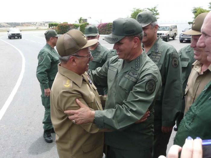 El Ministro cubano de las FAR, General de Cuerpo de Ejército Leopoldo Cintra Frías, es recibido en Caracas por su par venezolano, General en Jefe Vladimir Padrino