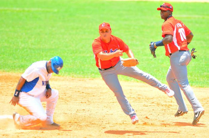 Beisbol tope de preparacion entre los equipos de cuba i nicaragua estadio latino americano, Yorbis Borroto jugada en 2da base