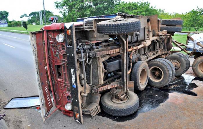 Accidente en la Avenida Rancho Boyeros, camiòn perteneciente al Ministerio de la Agricultura cargado de fertilizante para la caña