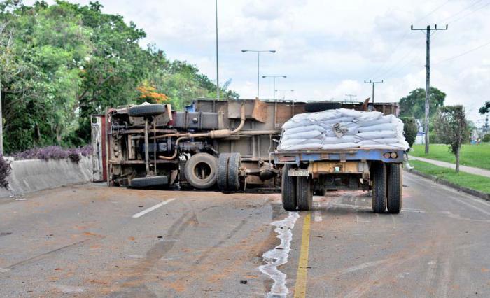 Accidente en la Avenida Rancho Boyeros, camiòn perteneciente al Ministerio de la Agricultura cargado de fertilizante para la caña