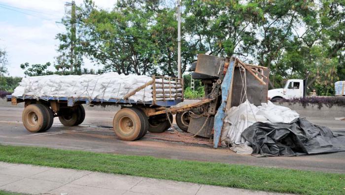 Accidente en la Avenida Rancho Boyeros, camiòn perteneciente al Ministerio de la Agricultura cargado de fertilizante para la caña