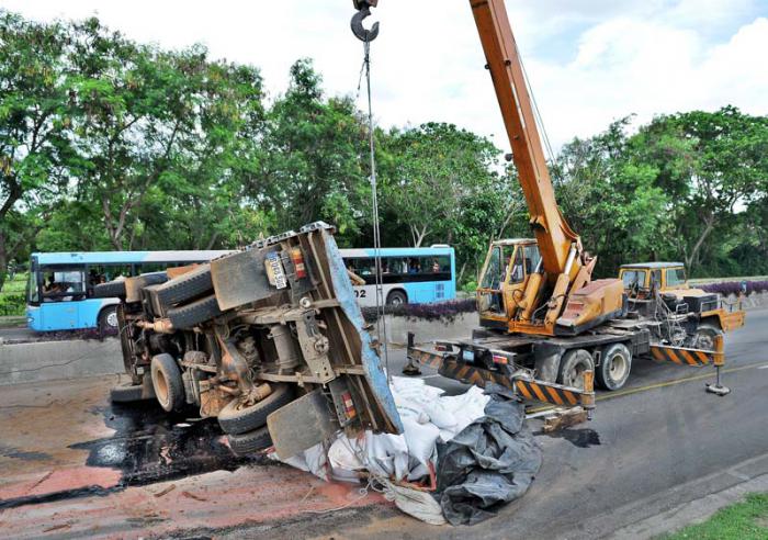 Accidente en la Avenida Rancho Boyeros, camiòn perteneciente al Ministerio de la Agricultura cargado de fertilizante para la caña