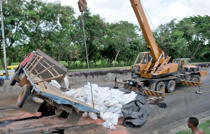 Accidente en la Avenida Rancho Boyeros, camiòn perteneciente al Ministerio de la Agricultura cargado de fertilizante para la caña