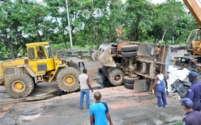 Accidente en la Avenida Rancho Boyeros, camiòn perteneciente al Ministerio de la Agricultura cargado de fertilizante para la caña