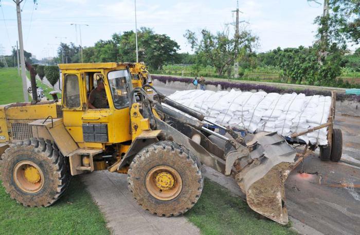 Accidente en la Avenida Rancho Boyeros, camiòn perteneciente al Ministerio de la Agricultura cargado de fertilizante para la caña