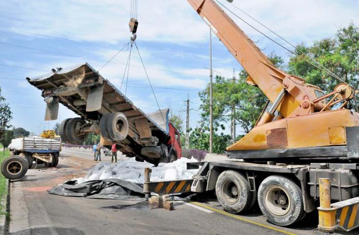 Accidente en la Avenida Rancho Boyeros, camiòn perteneciente al Ministerio de la Agricultura cargado de fertilizante para la caña