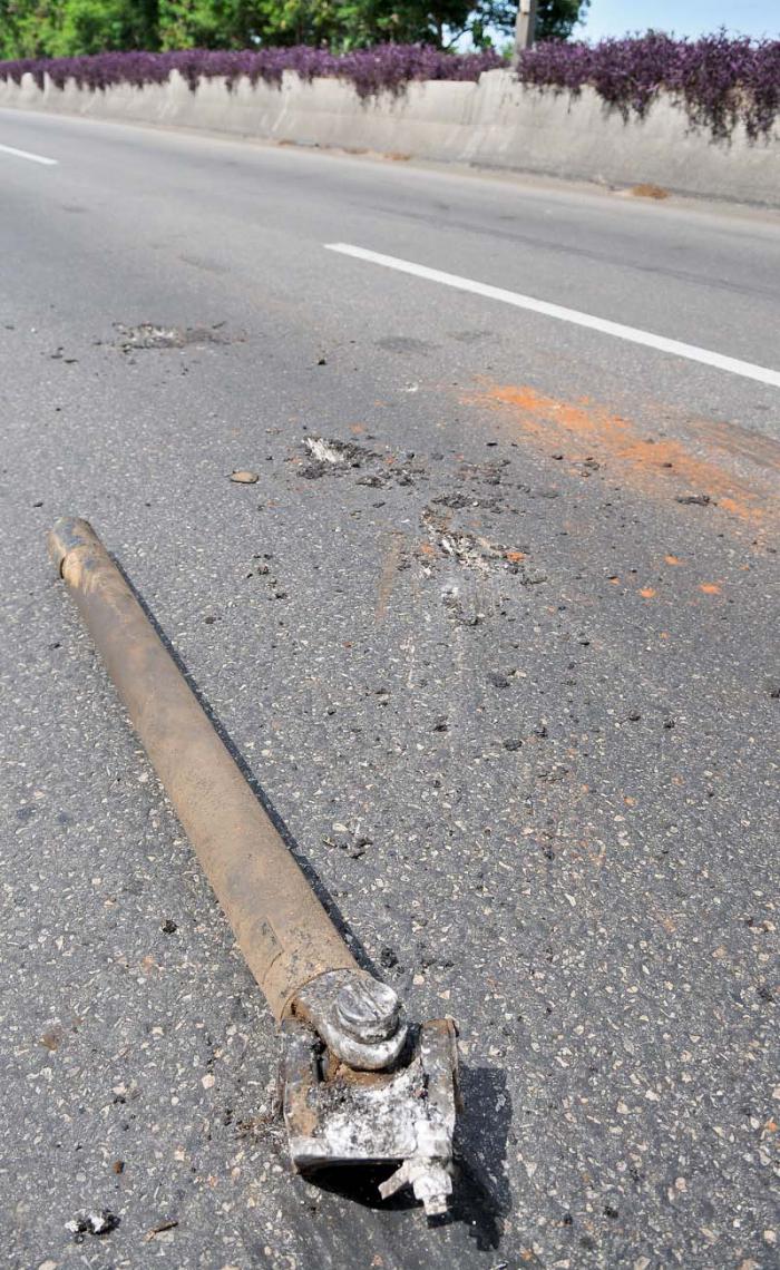 Accidente en la Avenida Rancho Boyeros, camiòn perteneciente al Ministerio de la Agricultura cargado de fertilizante para la caña