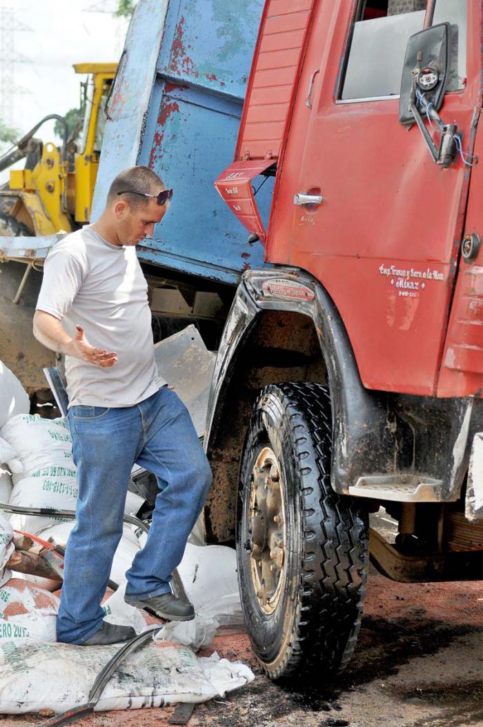 Accidente en la Avenida Rancho Boyeros, camiòn perteneciente al Ministerio de la Agricultura cargado de fertilizante para la caña