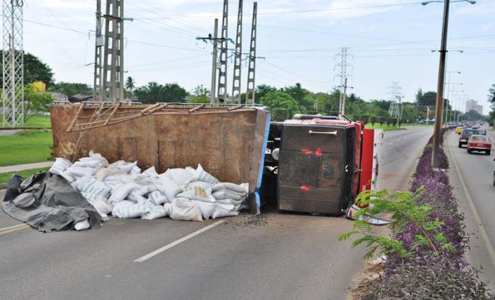 Accidente en la Avenida Rancho Boyeros, camiòn perteneciente al Ministerio de la Agricultura cargado de fertilizante para la caña