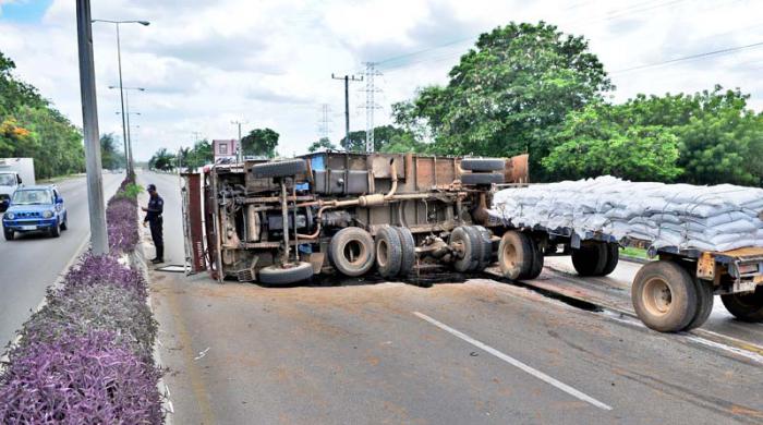 Accidente en la Avenida Rancho Boyeros, camiòn perteneciente al Ministerio de la Agricultura cargado de fertilizante para la caña
