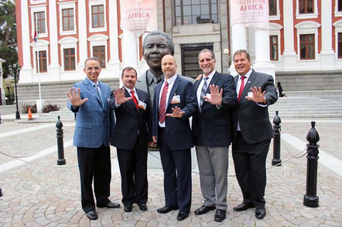 Ramón Labañino, Gerardo Hernández, Antonio Guerrero, Fernando González y René González, los Cinco Héroes cubanos en las afueras del  edificio del Parlamento de Sudáfrica. Cape Town