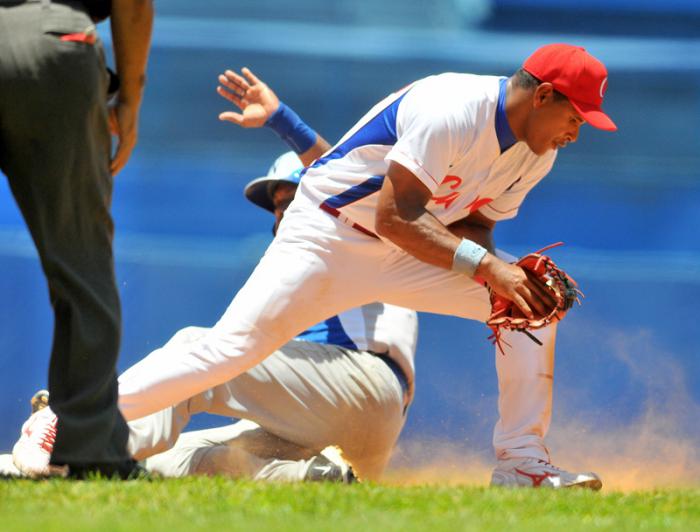 Beisbol tope de preparacion entre los equipos de Cuba y Nicaragua -Luis yander la O jugada en 3ra base.