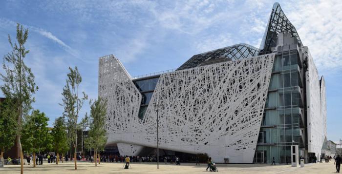 El Pabellón de Italia (en la foto) consiste en el edificio permanente Palazzo Italia (seis niveles, 14 398 metros cuadrados) y los edificios temporales a lo largo del Cardo (2 niveles, 12 551 metros cuadrados). Se basa en el concepto de un 