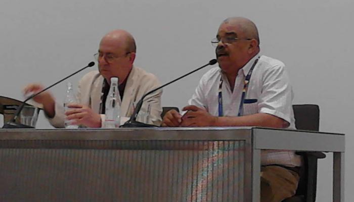 Miguel Barnet, presidente de la Unión Nacional de Escritores y Artistas de Cuba (izquierda), y el periodista y crítico de arte Pedro de la Hoz disertaron sobre el valor de la rumba en la Exposición Universal de Milán.