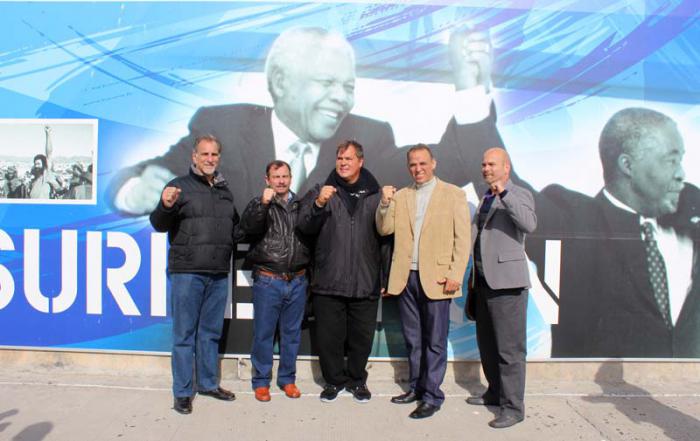 Los Cinco antiterroristas cubanos, que estuvieron presos injustamente en Estados Unidos, recorren Robben Island donde estuvo confinado Nelson Mandela. De izquierda a derecha: René González, Fernando González, Ramón Labañino, Antonio Guerrero  y Gerardo Hernández. Sudáfrica