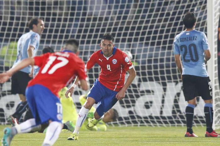Mauricio Isla anota el gol chileno ante Uruguay en la Copa América 2015.