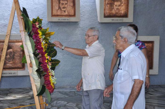 Ernesto González, asaltante al cuartel Moncada y Gilberto García, expedicionario del Yate Granma, develaron una ofrenda floral a los Mártires de Artemisa.