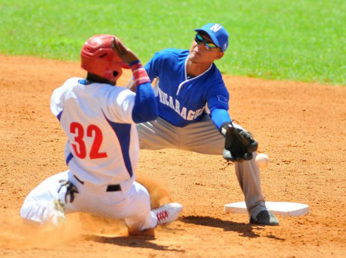 Beisbol tope de preparacion entre los equipos de Cuba y Nicaragua, Jose Adolis Garcia Cuba llega quieto a 2da base.