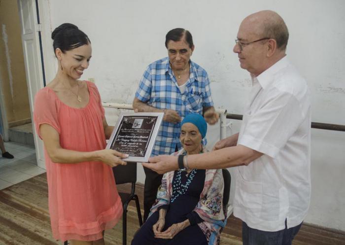 Viengsay Valdés (i), recibió el premio Lorna Burdsall, de manos de Miguel barnet, presidente de la UNEAC, en el Salón Blanco de la sede del Ballet Nacional. En la foto aparecen también Alicia Alonso, directora del BNC y su esposo Pedro Simón.