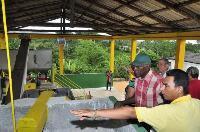 Recorrido por la despulpadora ecológica de Cantillo.