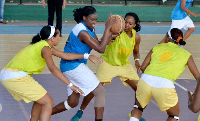 Final del Torneo (f) Nacional de Balonmano entre pinareñas y capitalinas, en el instituto superior de cultura física Comandante Manuel Fajardo,