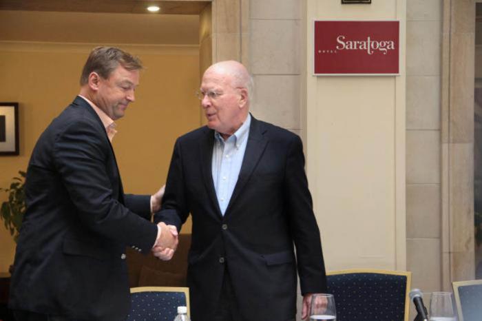 Conferencia de prensa ofrecida por senadores norteamericanos de visita en Cuba, en el Hotel Saratoga.  De izquierda a derecha, Sen. Dean Heller y Sen.Patrick Leahy se saludan al finalizar la conferencia.