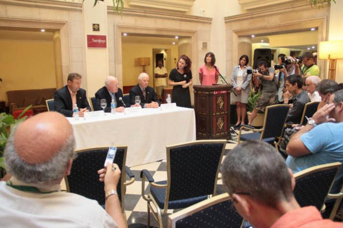 Conferencia de prensa ofrecida por senadores norteamericanos de visita en Cuba, en el Hotel Saratoga. 