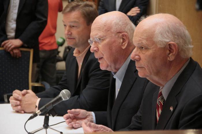 De izquierda  a derecha a, los senadores DeanHeller, Patrick Leahy y BenjaminCardin.