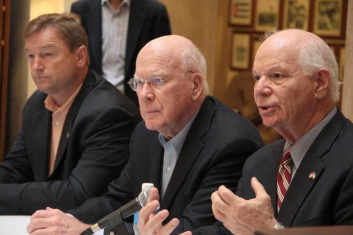 De izquierda  a derecha a, los senadores DeanHeller, Patrick Leahy y BenjaminCardin