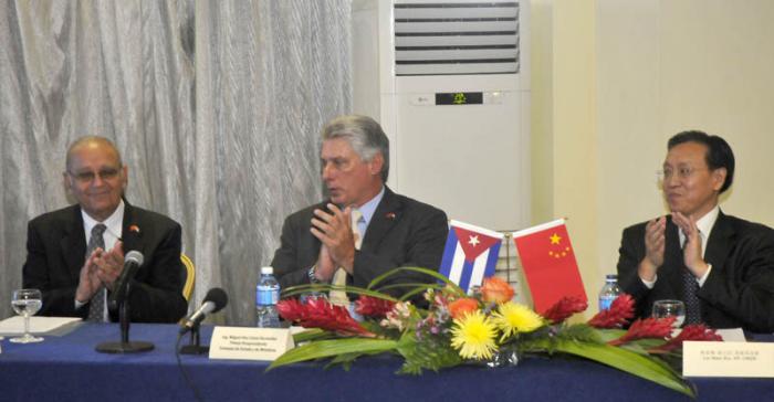 El Primer Vicepresidente de los Consejo de Estado y Ministros, miembro del Buró Político Miguel Días Canel Bermúdez asistió a la VIII reunión del Grupo de trabajo para la cooperación biotecnológica entre Cuba y China, la cual se llevó a cabo en el Hotel Meliá Habana en la mañana de hoy lunes.
En la Presidencia Días Canel acompañado del Dr. Carlos Gutiérrez Calzado Presidente de BIOFARMACUBA y de Lia  Nian Xiu Vicepresidente del Consejo Nacional y Reformas.