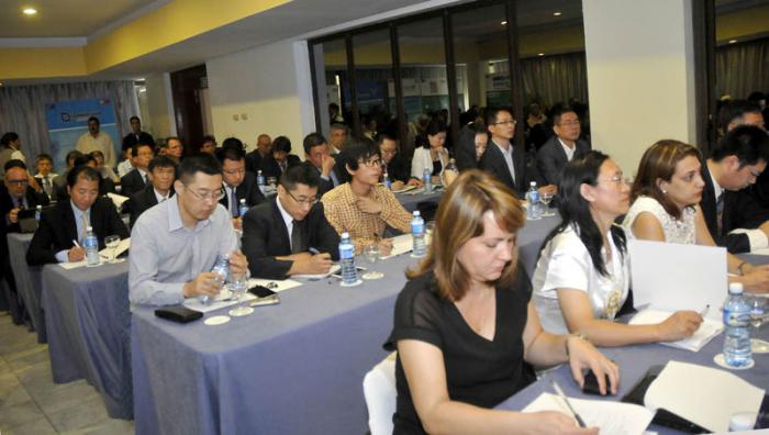 El Primer Vicepresidente de los Consejo de Estado y Ministros, miembro del Buró Político Miguel Días Canel Bermúdez asistió a la VIII reunión del Grupo de trabajo para la cooperación biotecnológica entre Cuba y China, la cual se llevó a cabo en el Hotel Meliá Habana en la mañana de hoy lunes.
Empresarios chinos y cubanos.