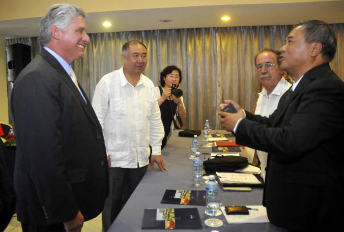 El Primer Vicepresidente de los Consejo de Estado y Ministros, miembro del Buró Político Miguel Días Canel Bermúdez asistió a la VIII reunión del Grupo de trabajo para la cooperación biotecnológica entre Cuba y China, la cual se llevó a cabo en el Hotel Meliá.
En la foto Días Canel saluda a empresario Chino acompañado del embajador de China en Cuba el ECMO Sr. Zhang Tuo