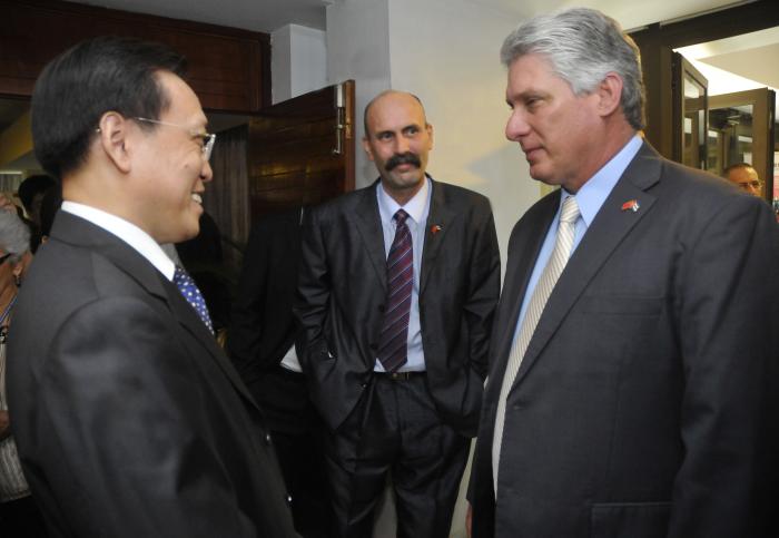 El Primer Vicepresidente de los Consejo de Estado y Ministros, miembro del Buró Político Miguel Días Canel Bermúdez asistió a la VIII reunión del Grupo de trabajo para la cooperación biotecnológica entre Cuba y China, la cual se llevó a cabo en el Hotel Meliá Habana en la mañana de hoy lunes.
En la foto Días Canel saluda a Lian Nian Xiu Vicepresidente del Consejo Nacional y Reforma de la Republica de China.