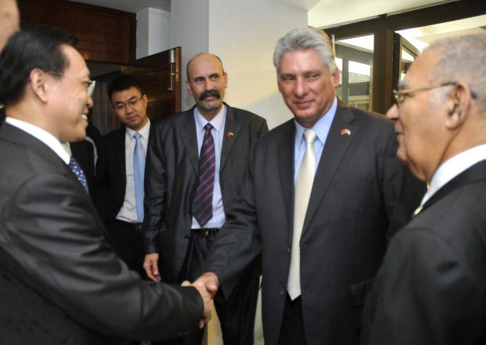 El Primer Vicepresidente de los Consejo de Estado y Ministros, miembro del Buró Político Miguel Días Canel Bermúdez asistió a la VIII reunión del Grupo de trabajo para la cooperación biotecnológica entre Cuba y China, la cual se llevó a cabo en el Hotel Meliá Habana en la mañana de hoy lunes.
En la foto Días Canel saluda a Lian Nian Xiu Vicepresidente del Consejo Nacional y Reforma de la Republica de China.