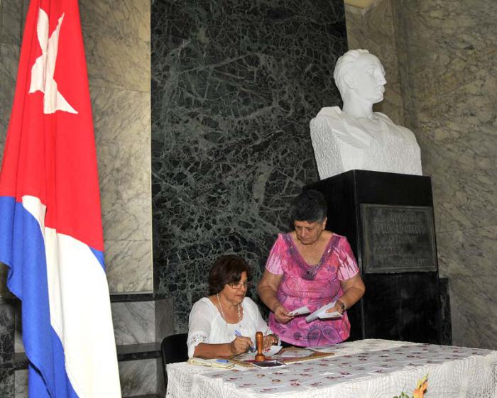 Lina Olinda Pedraza Rodríguez, Ministra de Finanzas y Precios de Cuba canceló un sello conmemorativo al 20 aniversario de la ONAT, en la sede de ese ministerio.