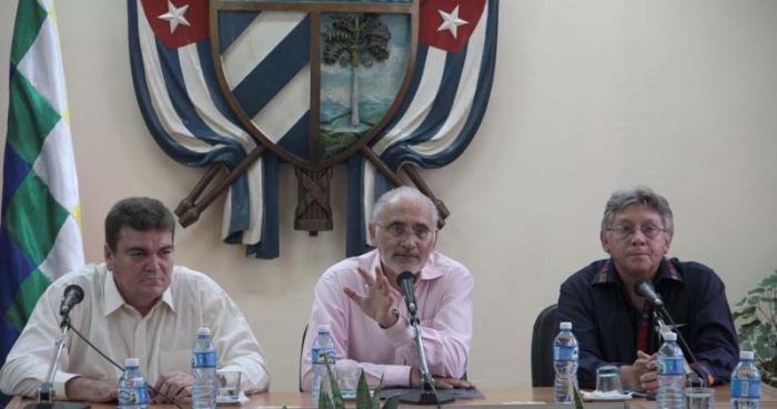 Conferencia magistral del expresidente y exvicepresidente de Bolivia Sr. Carlos Mesa, representante actual de Bolivia ante la Corte Internacional de las Naciones Unidas, en el conflicto de la salida al mar de Bolivia con Chile. Le acompañaron  el Dr. Gustavo Cobreiro Suárez, Rector de la Universidad de La Habana y Sr. Palmiro León Soria Saucedo, embajador de Bolivia en Cuba.