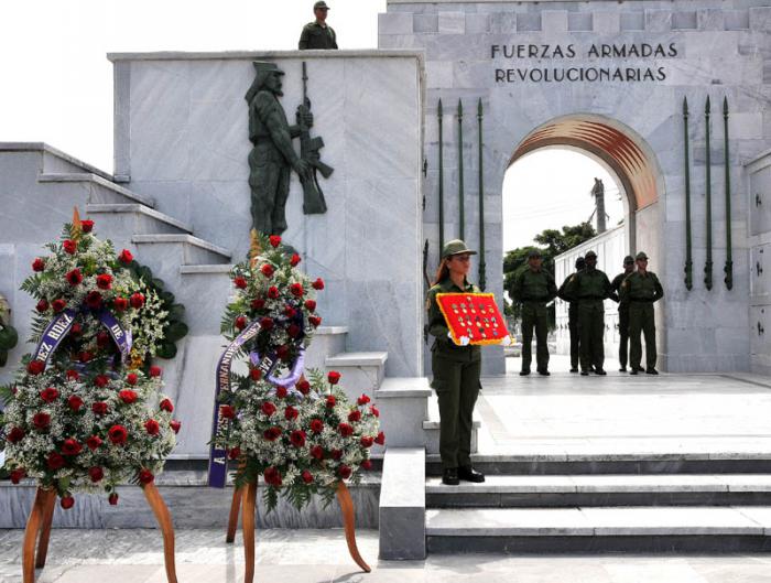 Entierro del expedicionario del Granma Ernesto Fernández Rodríguez, en el Panteón de la FAR del Cementerio de Colón. (foto Jorge Luis Gonzàlez) 30-6-15 Ernesto01N9 Asistió Mercedes López Acea,Vicepresidente del Consejo de Estado,miembro del Buro olítico del Partido y su Primera Secretaria en la Habana.