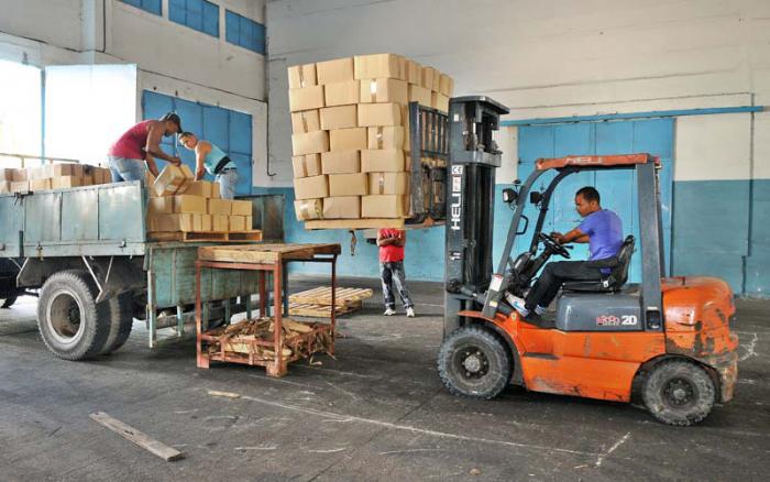 Recorrido por areas de la Empresa de Productos Universales de La Habana,